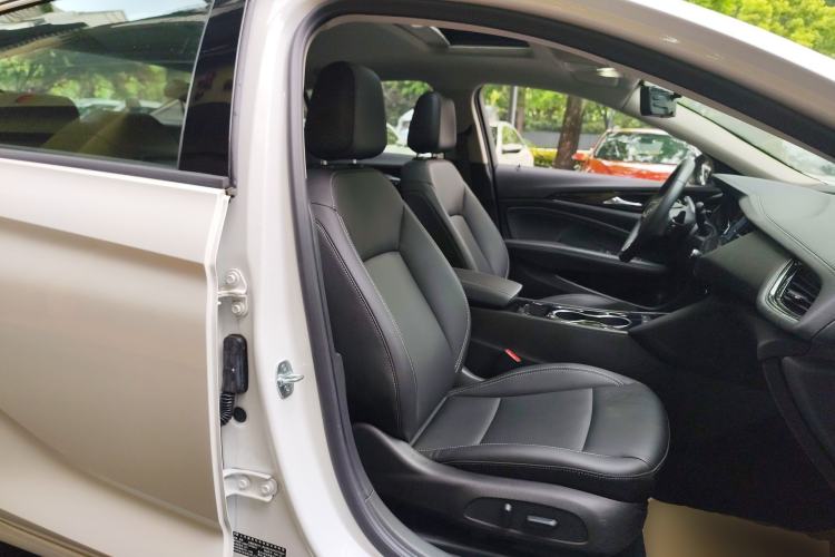 Used Buick Regal 2024 25T Deluxe Edition Right Front Seat