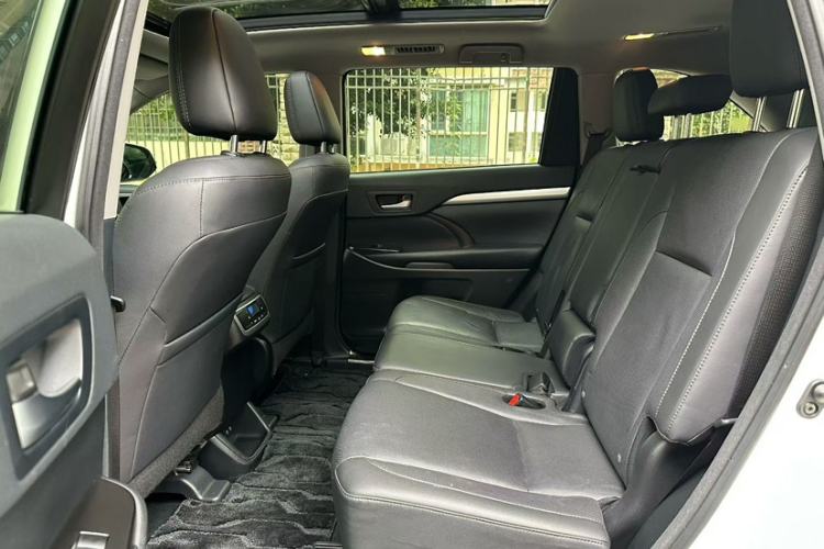 Used Toyota Highlander 2018 2.0T Two-Wheel-Drive Luxury Edition 7 Seats Emission Standard China V Interior 3