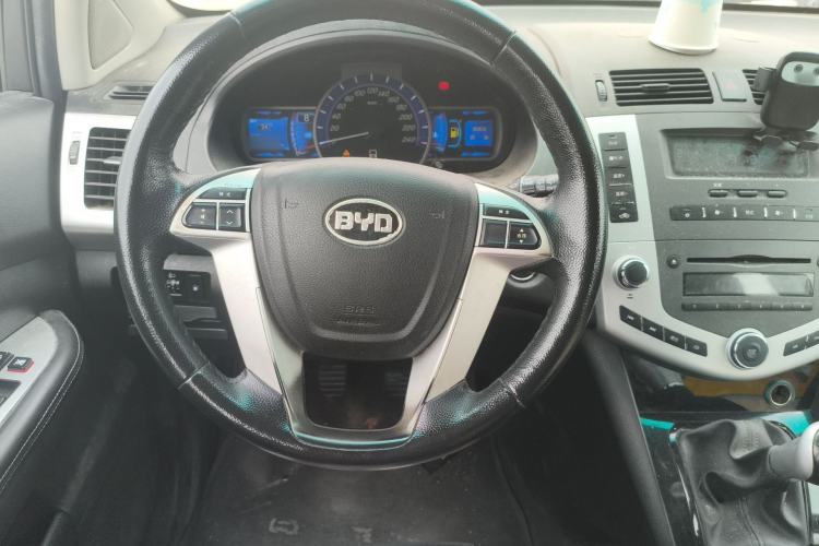 Used BYD S6 2014 2.0L Manual Luxury 5-Seater Steering Wheel