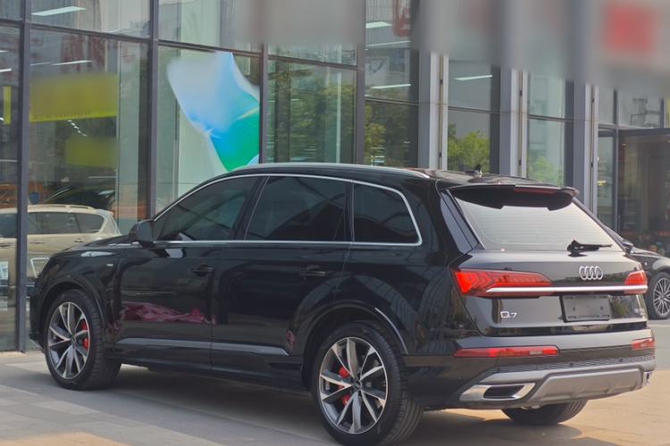 Used Audi Q7 2022 55 TFSI quattro S line Sport model
