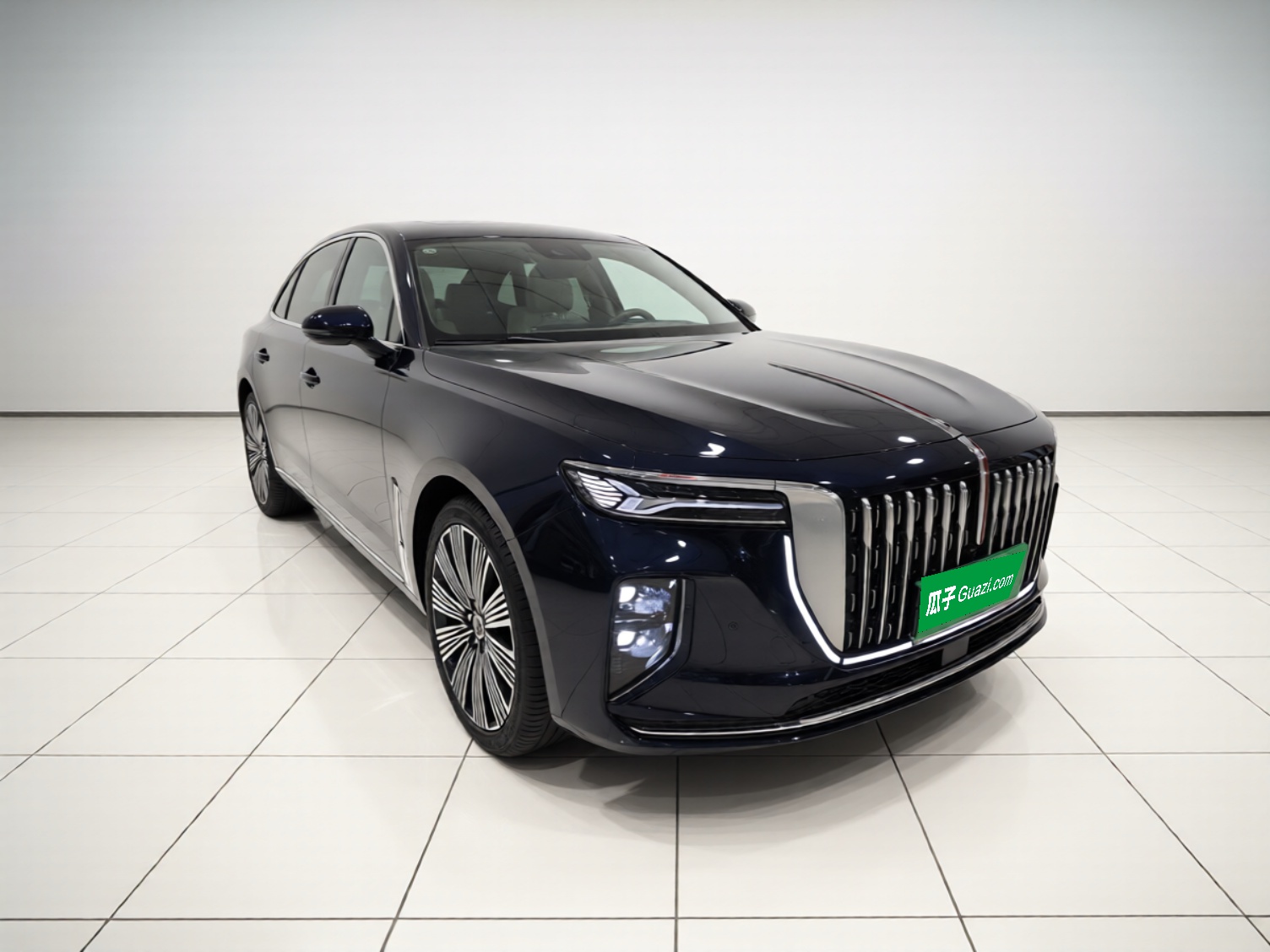 Hongqi H9 2025 Model Facelifted 2.0T Two-Wheel Drive Flag-Style Luxury Business Edition, 5 Seats - Chinese Trim Xiang — снимка 3