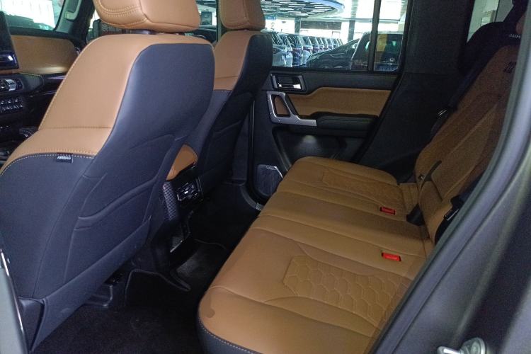 Used 212 T01 2024 2.0T Explorer
