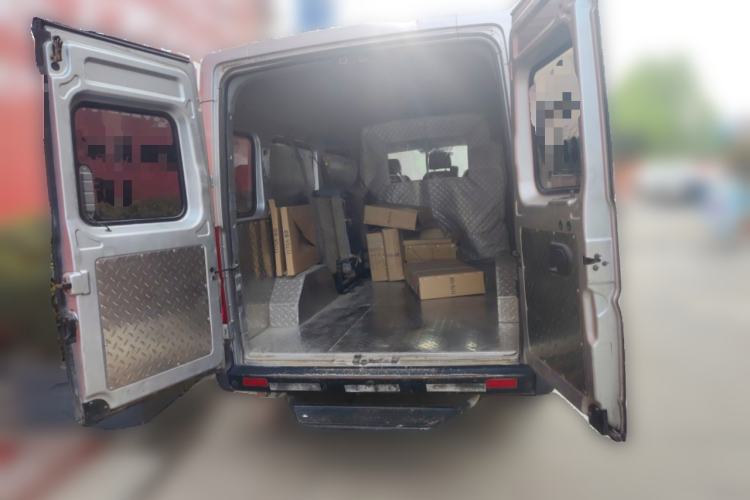 Used Dongfeng Yufeng 2021 2.3T V9 Logistics Vehicle Long Wheelbase Mid-Roof Design 6-9 Seats China V Emission Standard WP2.3 Trunk