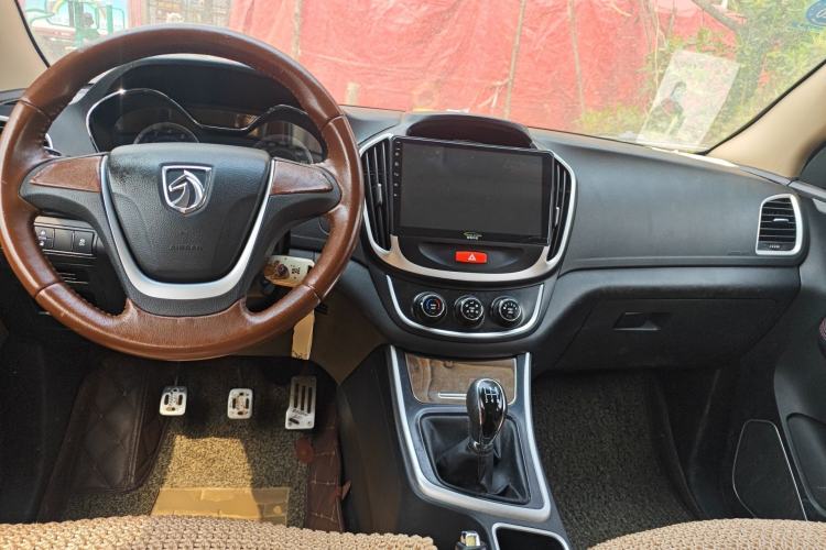 Used Baojun 560 2015 1.8L manual Comfort trim level