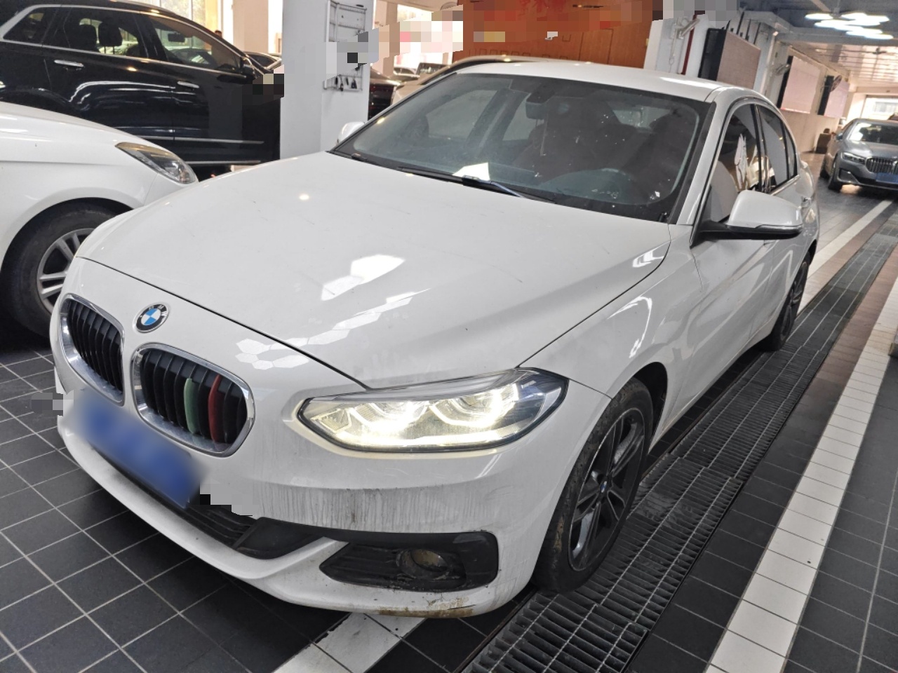 تحت مقدمة السيارة