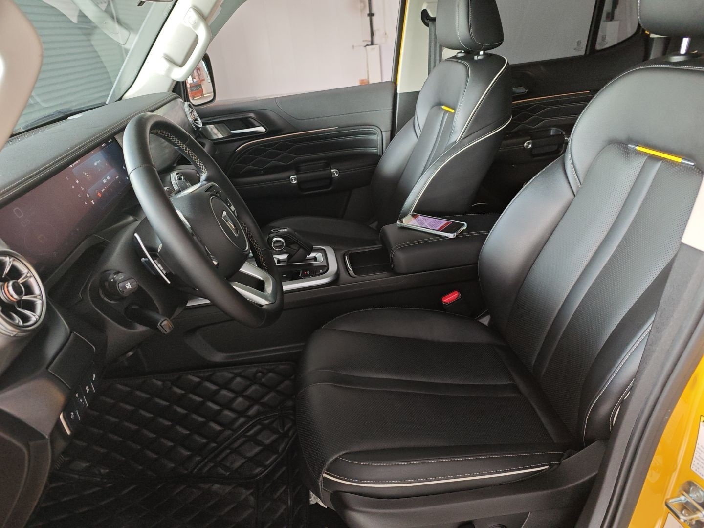 Переднее сиденье в автомобиле