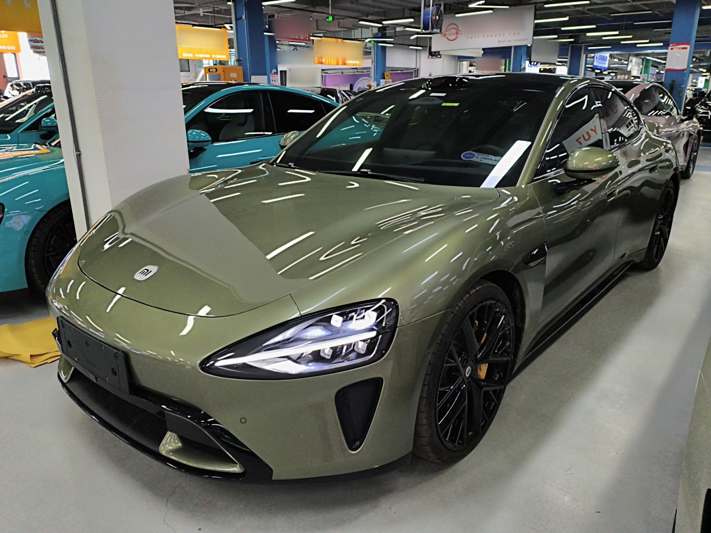 تحت مقدمة السيارة