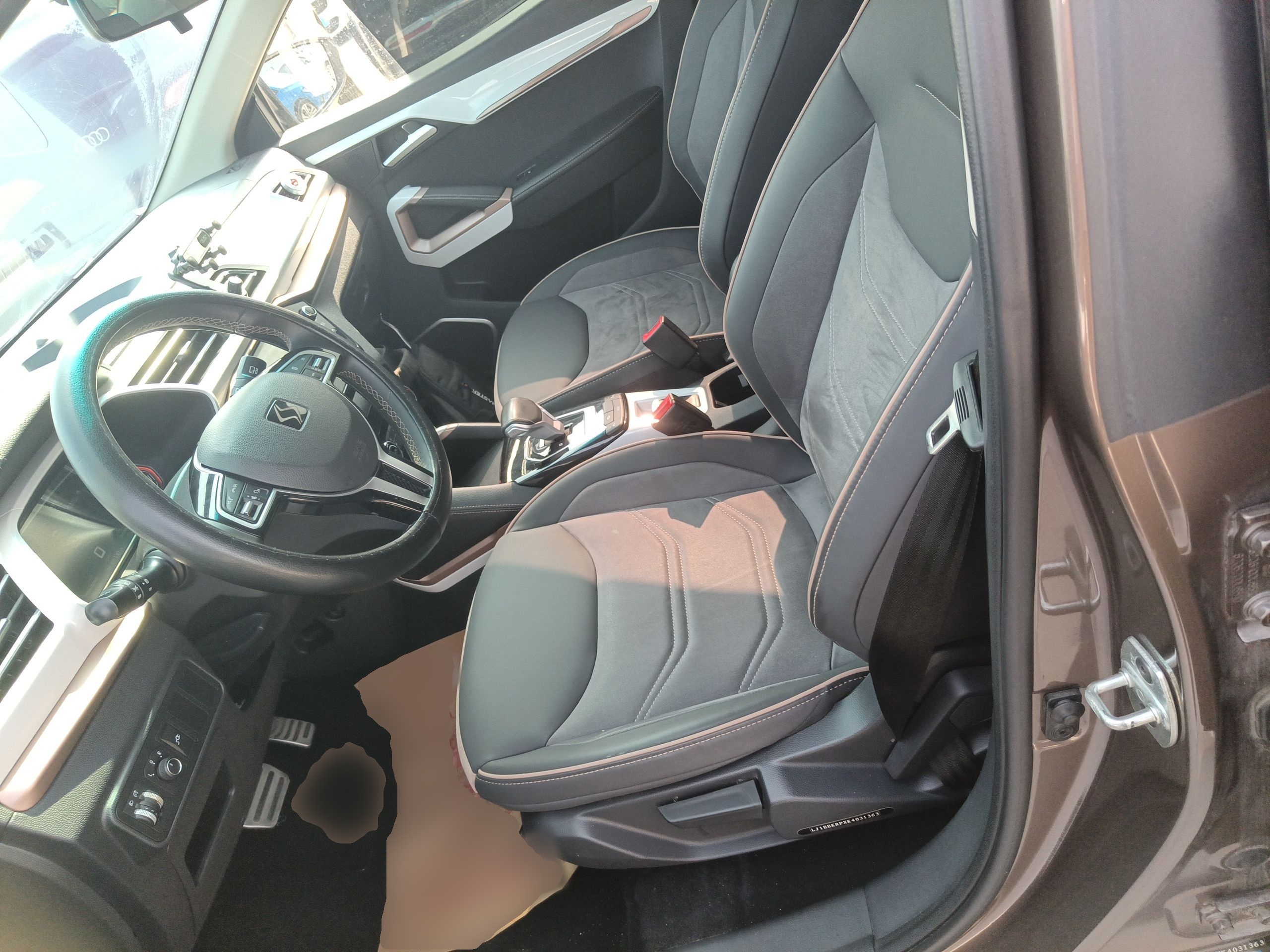 Переднее сиденье в автомобиле