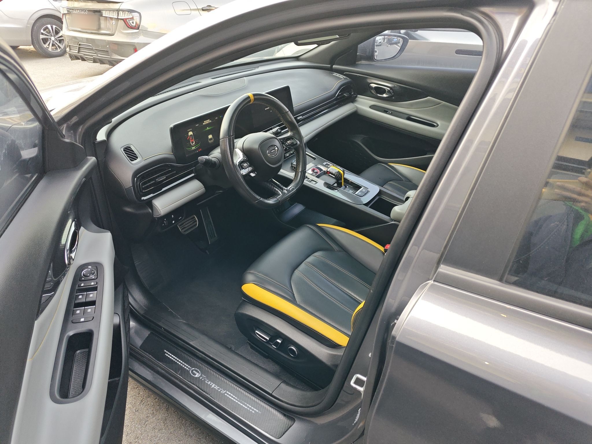 Переднее сиденье в автомобиле