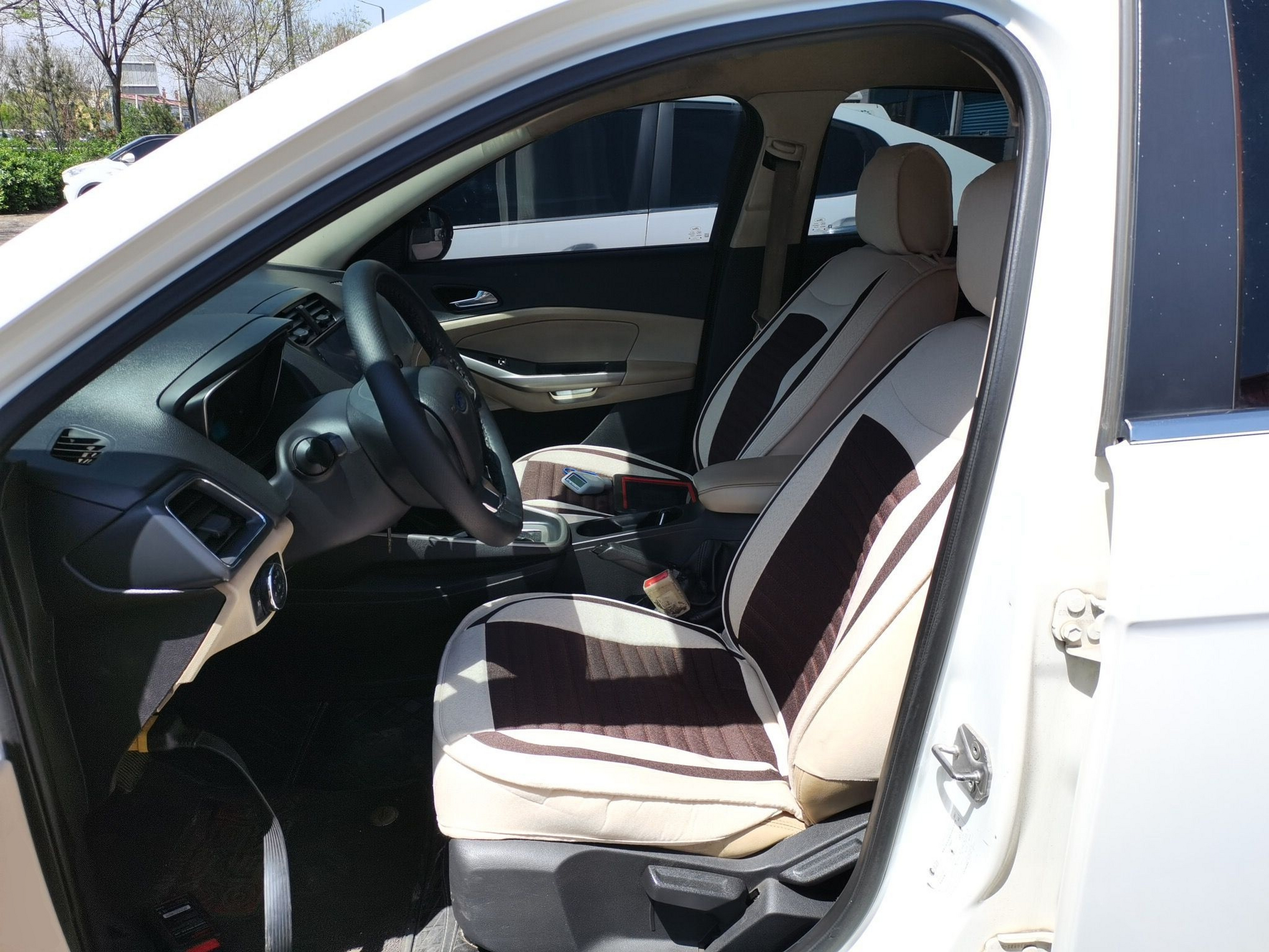 Переднее сиденье в автомобиле