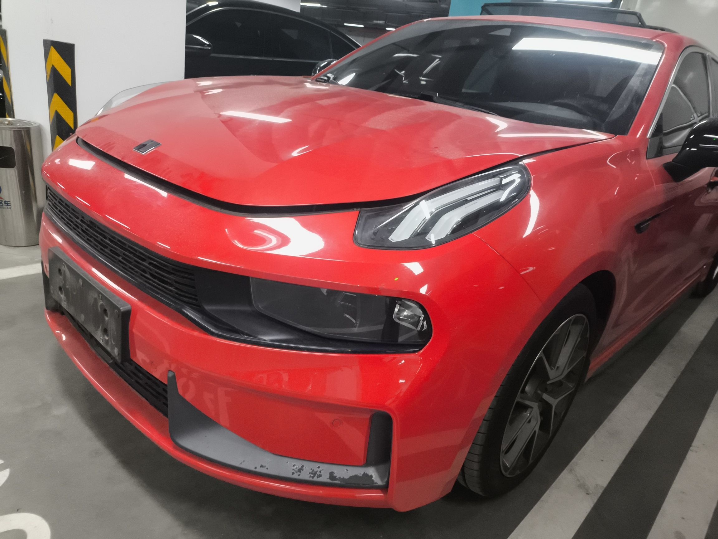 تحت مقدمة السيارة