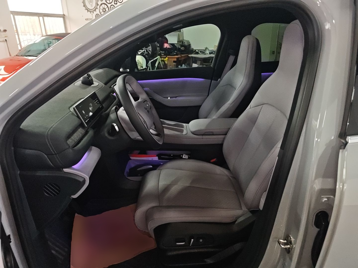 المقاعد الأمامية داخل السيارة