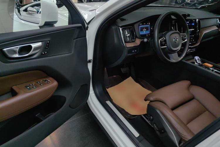 Used Volvo XC60 New Energy 2023 T8 Plug-in Hybrid Long-Range All-Wheel Drive Smart Luxury Edition
