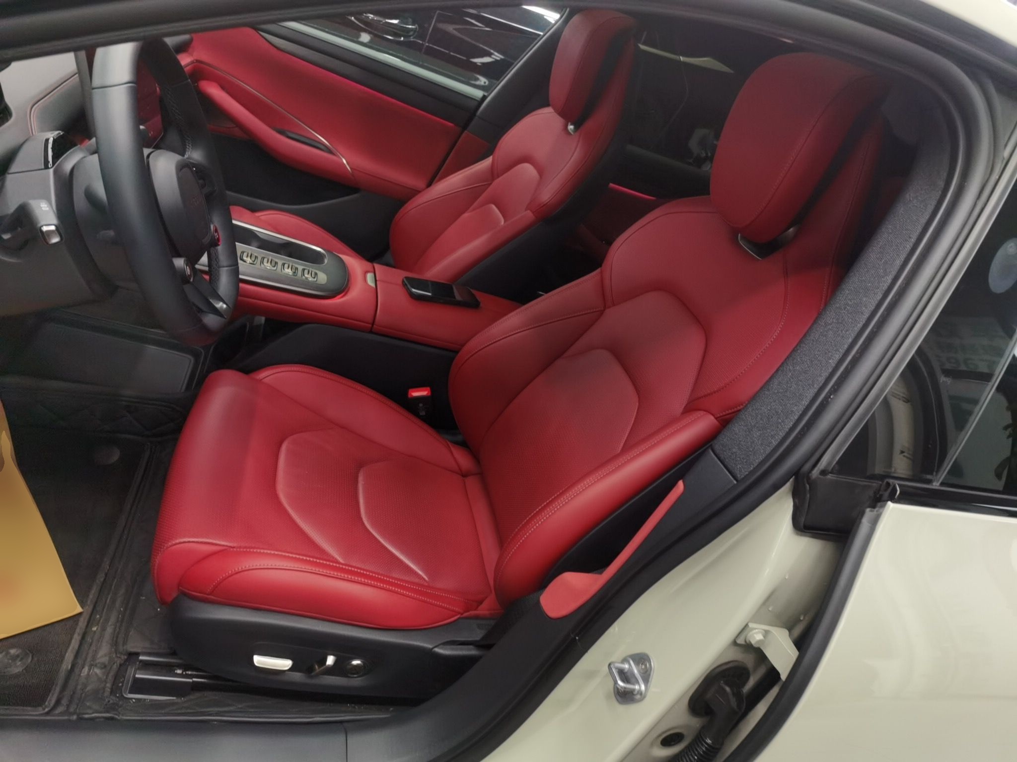 المقاعد الأمامية داخل السيارة