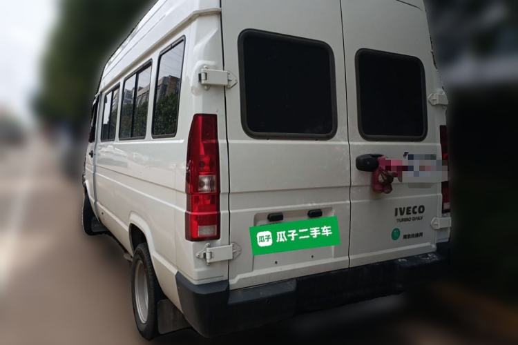 Used Iveco Daily 2023 2.5T A37M1 Long Wheelbase Mid-Roof Dual-Tire Side-Sliding Doors 5-9 Seats
