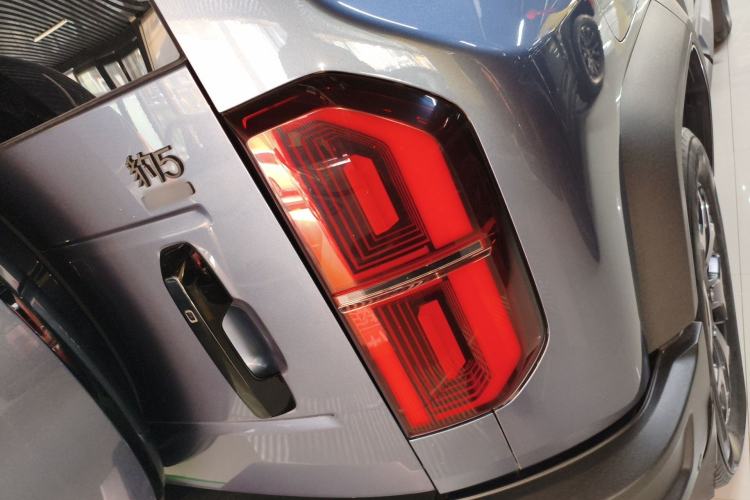 Used Formula Leopard 5 2023 Cloud Ride Flagship Edition
