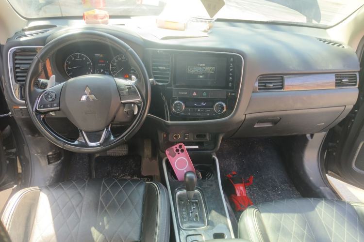 Used Mitsubishi Outlander 2020 2.4L 4x4 Zhi Xiang Edition 5 Seats Center Console