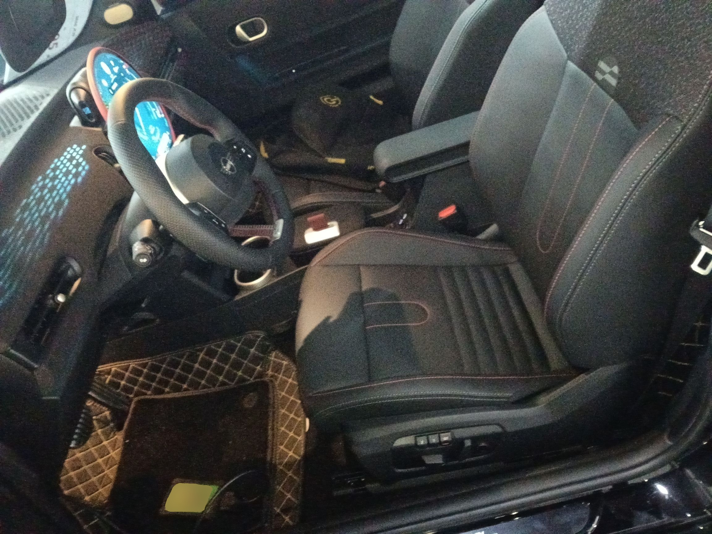 المقاعد الأمامية داخل السيارة