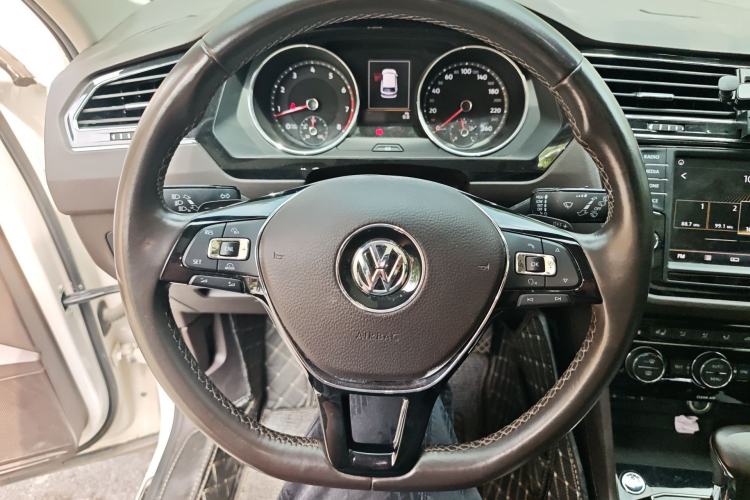 Used Volkswagen Tiguan L 2017 380TSI Automatic All-Wheel-Drive Luxury Edition Steering Wheel