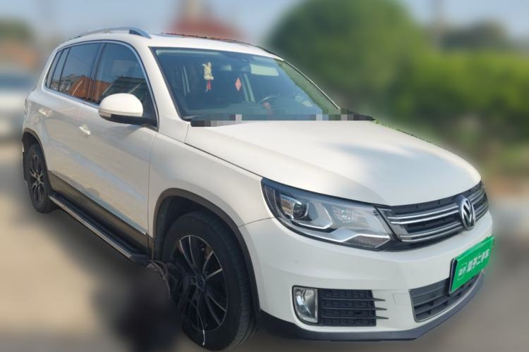 Used Volkswagen Tiguan 2015 1.8TSI Automatic All-Wheel-Drive Luxury Model Front Right 45 Deg