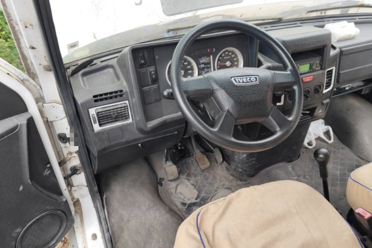 Used Iveco Daily 2020 2.5T A35 Passenger Van with Dual Tires Mid-Roof Design 5-9 Seater Side-Sliding Door China V Emission Standard