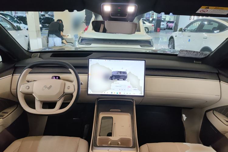 Used ONVO Luxeed L90 2025 Model—Ultra Six-Seater Version Center Console