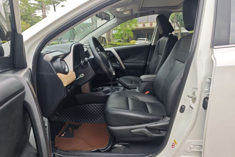 Used Toyota RAV4 2016 2.0L CVT Two-Wheel Drive Fashion Edition China V Standard
