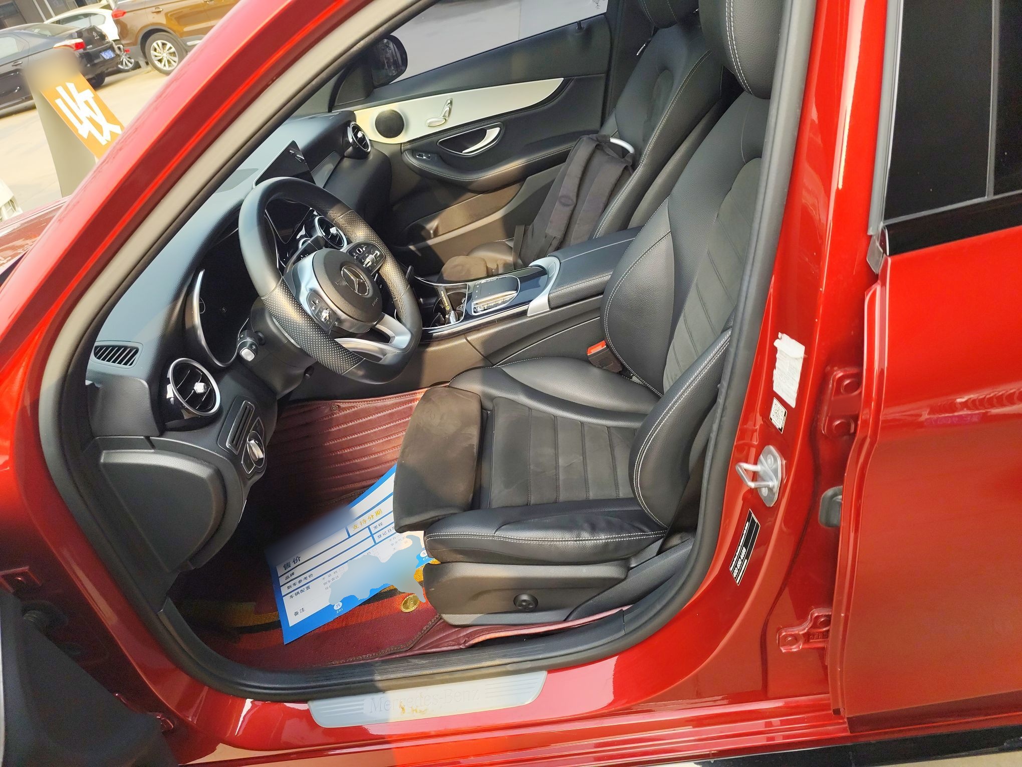 المقاعد الأمامية داخل السيارة