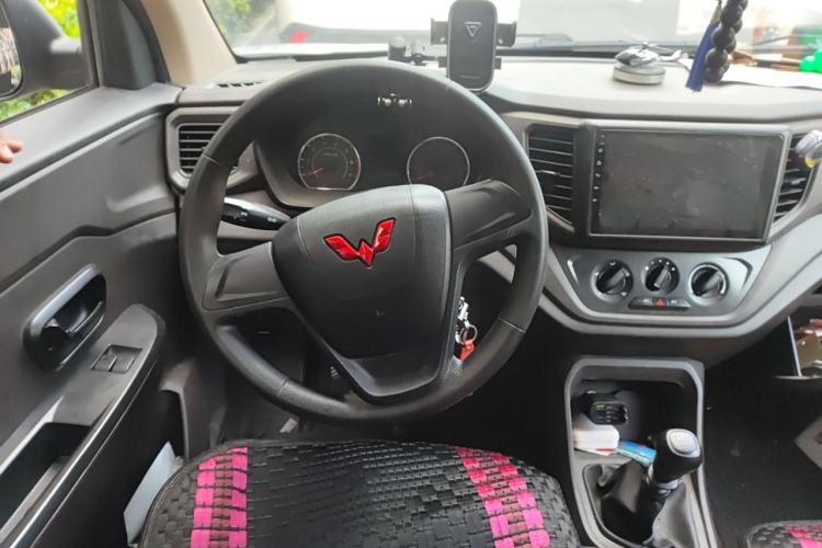 Used Wuling Hongguang V 2022 1.2L Jingqu Edition Window-Sealed Car with Hydraulic Power Steering LSI