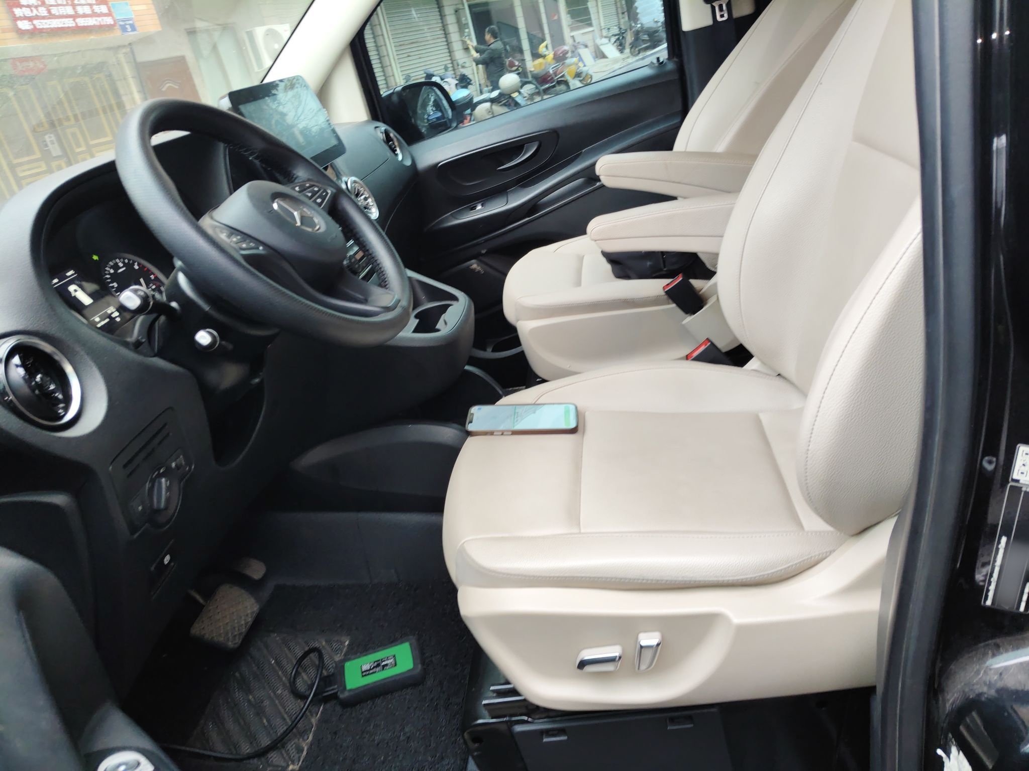 Переднее сиденье в автомобиле