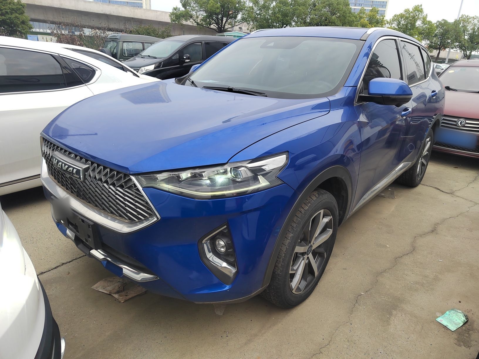 تحت مقدمة السيارة