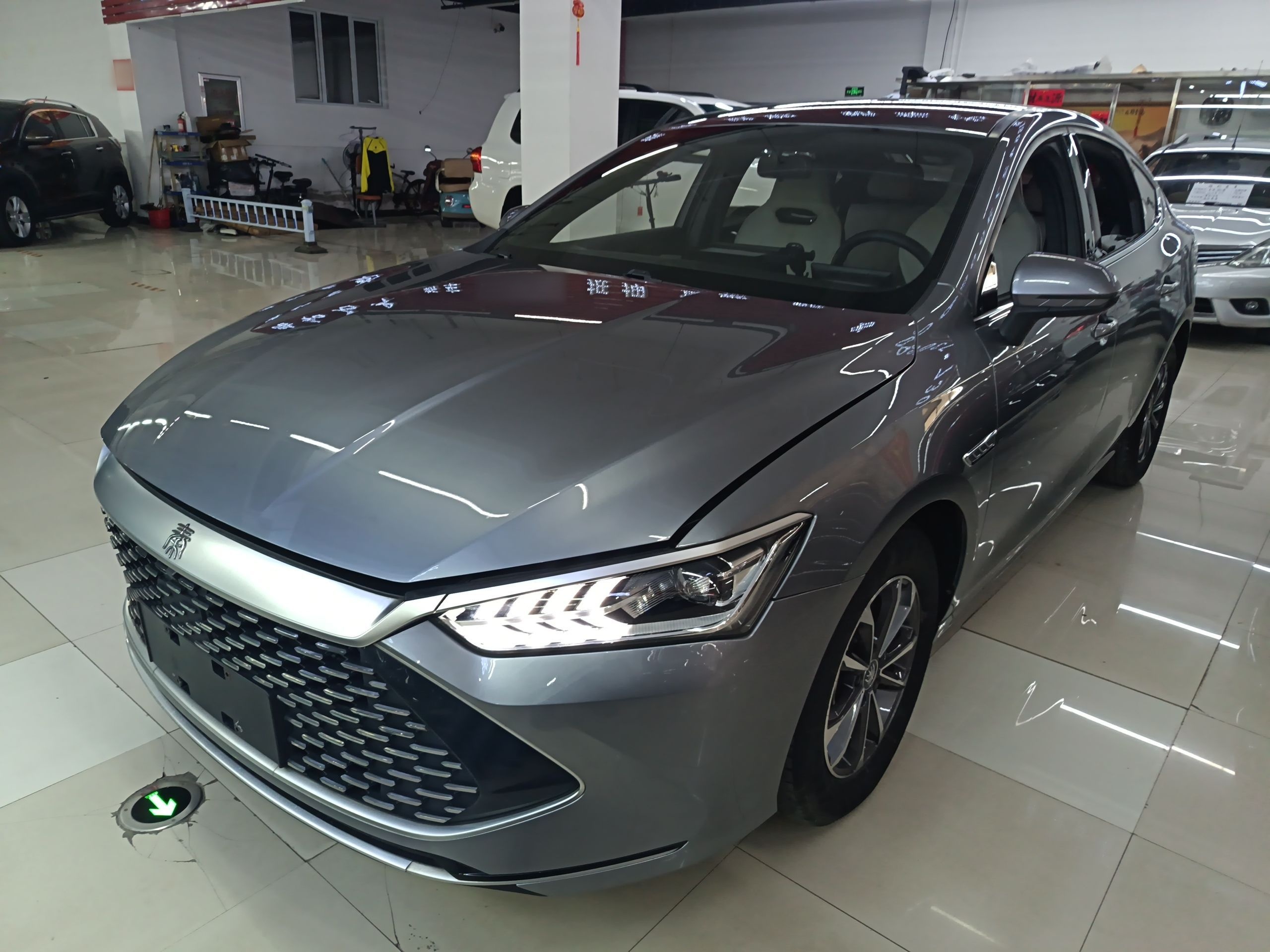 تحت مقدمة السيارة