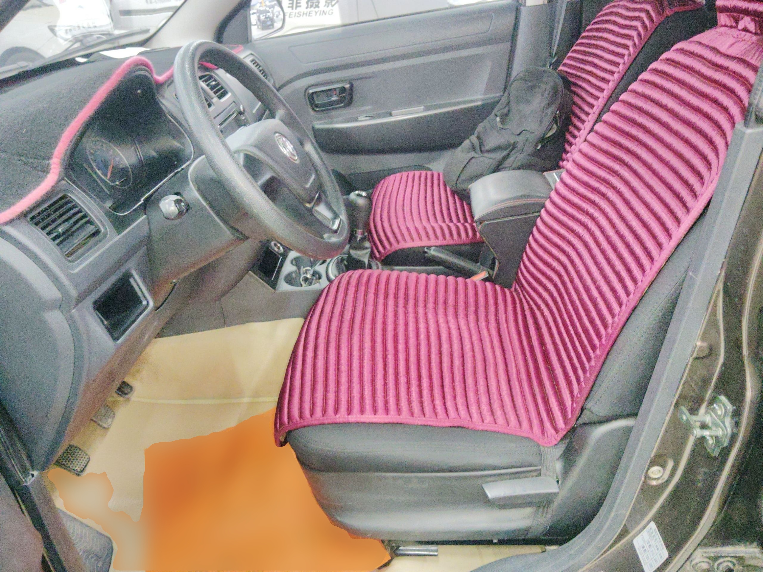 المقاعد الأمامية داخل السيارة