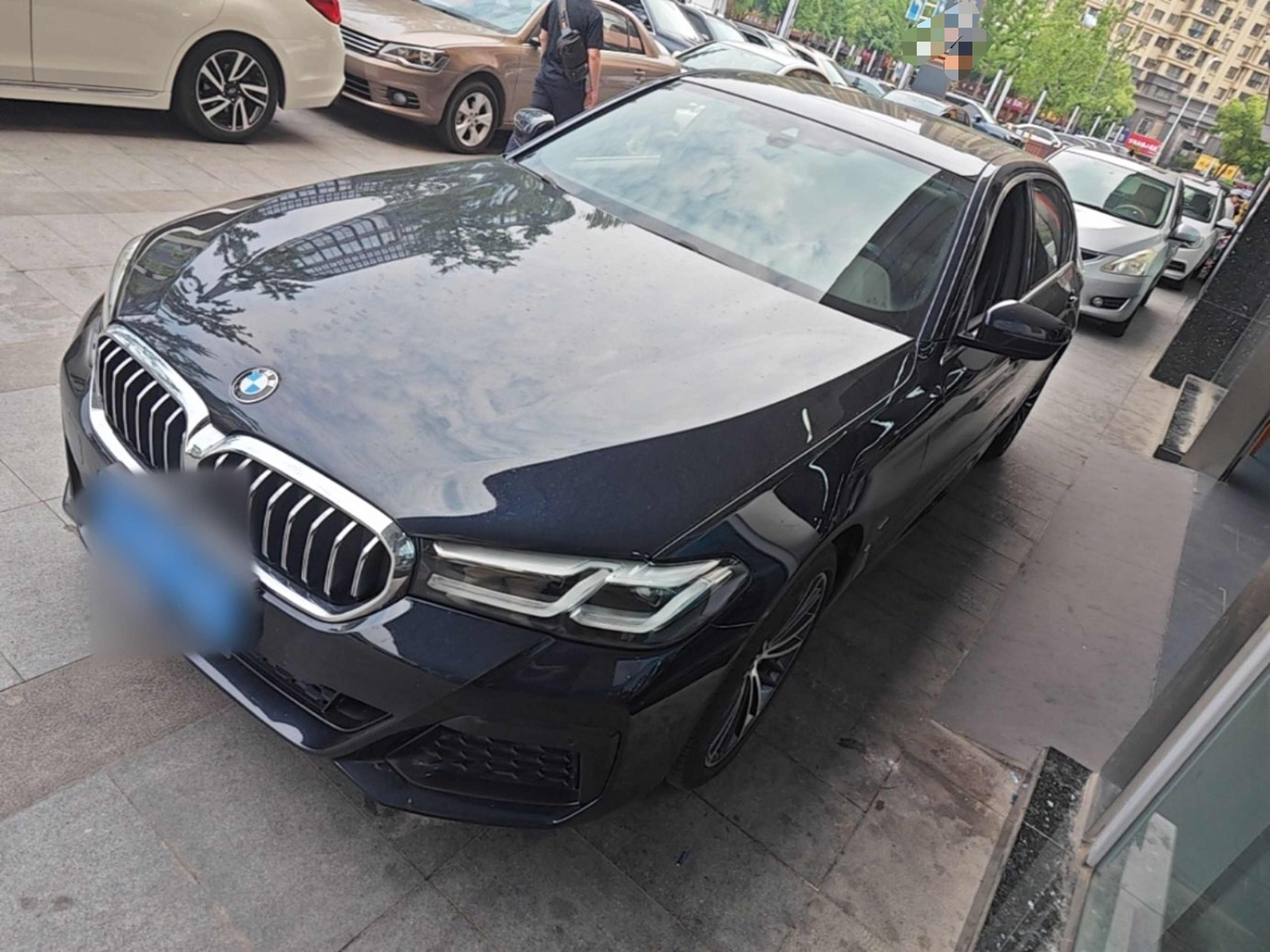 Под передней частью автомобиля