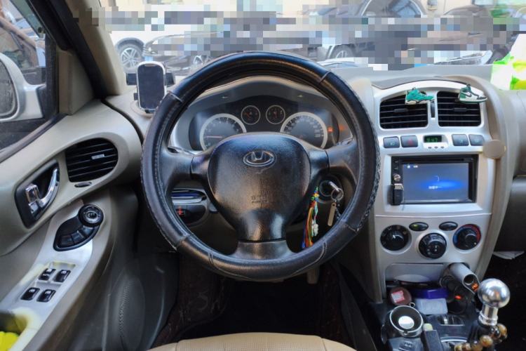 Used Huatai Santa Fe Classic 2012 2.0L Gasoline Manual Two-Wheel Drive Navigation Edition
