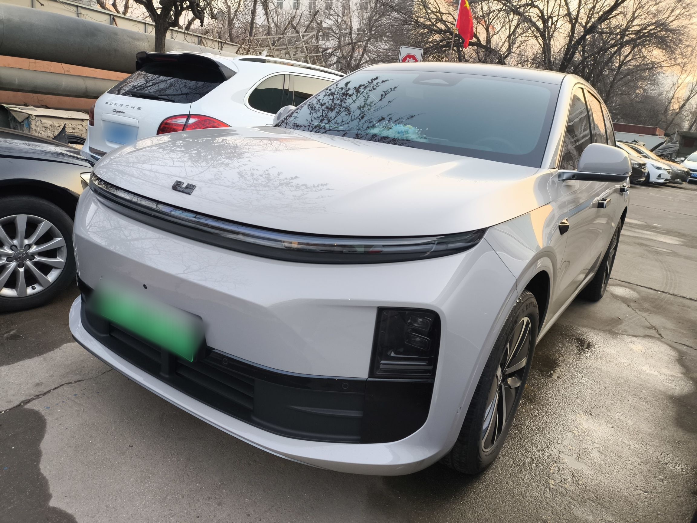 Под передней частью автомобиля