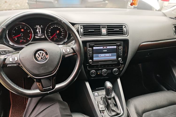 Used Volkswagen Sagitar 2015 230TSI Automatic Luxury Model Center Console