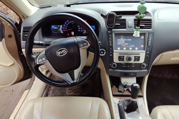 Used BYD G6 2011 2.0L Manual Luxury Edition
