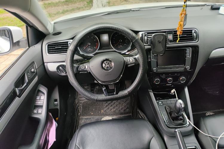 Used Volkswagen Sagitar 2017 230TSI Automatic Comfort Version Steering Wheel