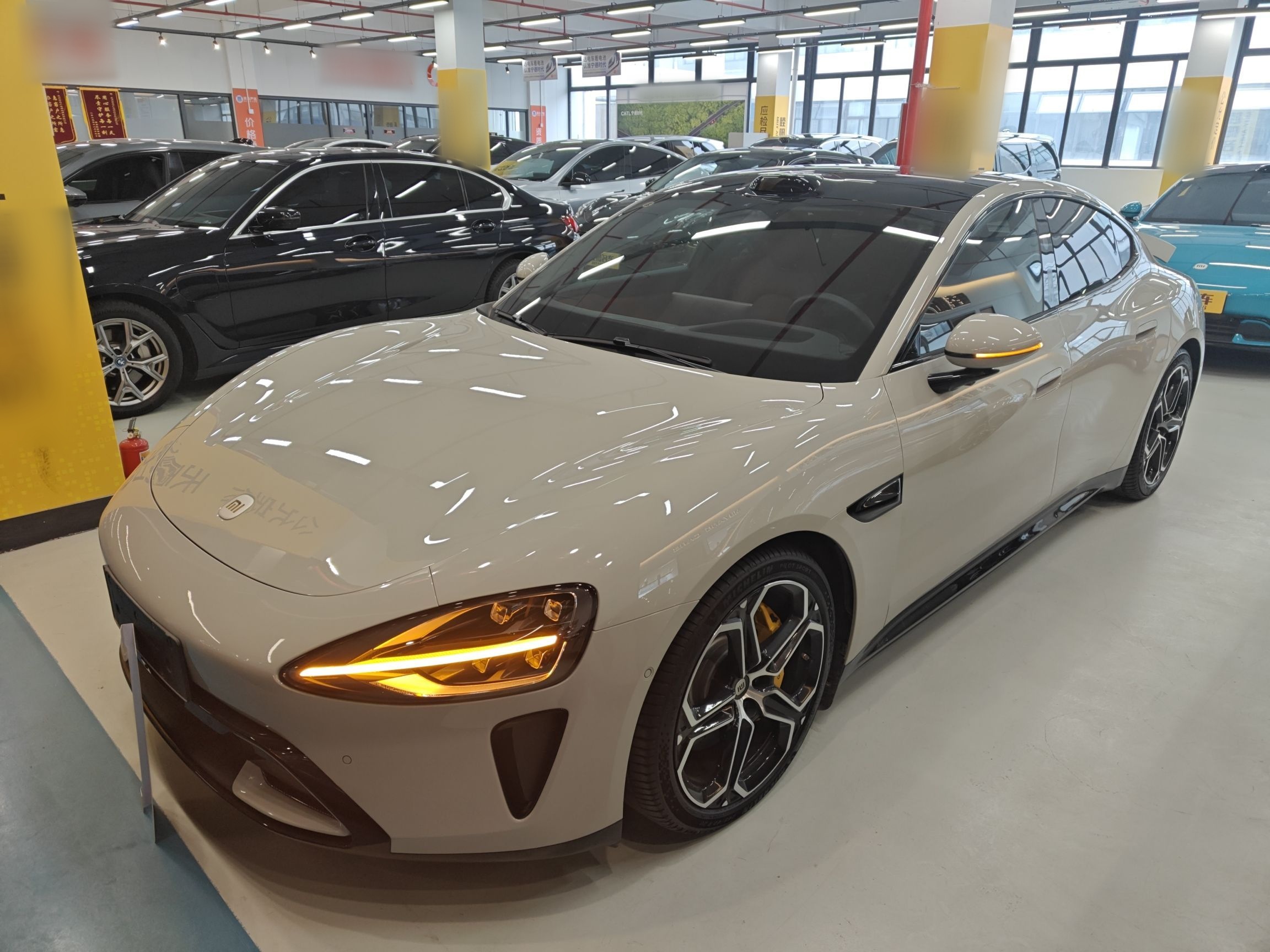 تحت مقدمة السيارة