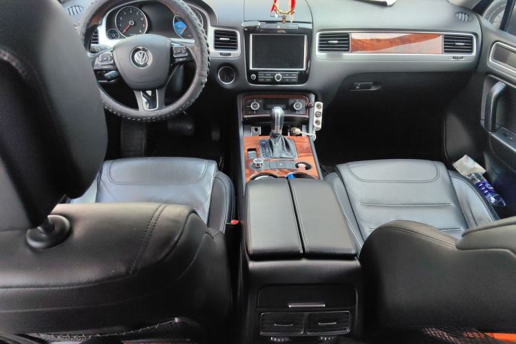 Used Volkswagen Touareg 2011 3.0 TSI Comfort Version Center Console