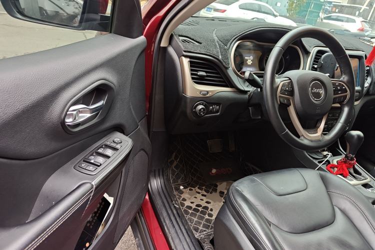 Used Jeep Cherokee 2016 2.0L Superior Edition
