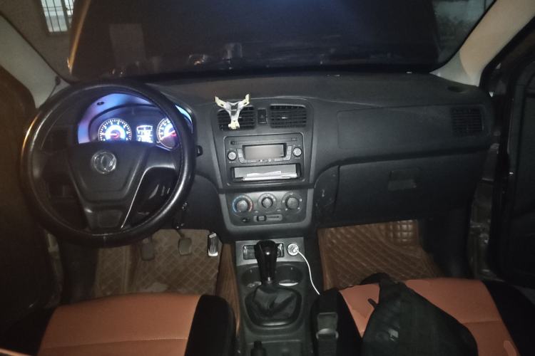 Used Dongfeng Fengon 330 2014 1.5L Manual Utility Version DK15 Center Console