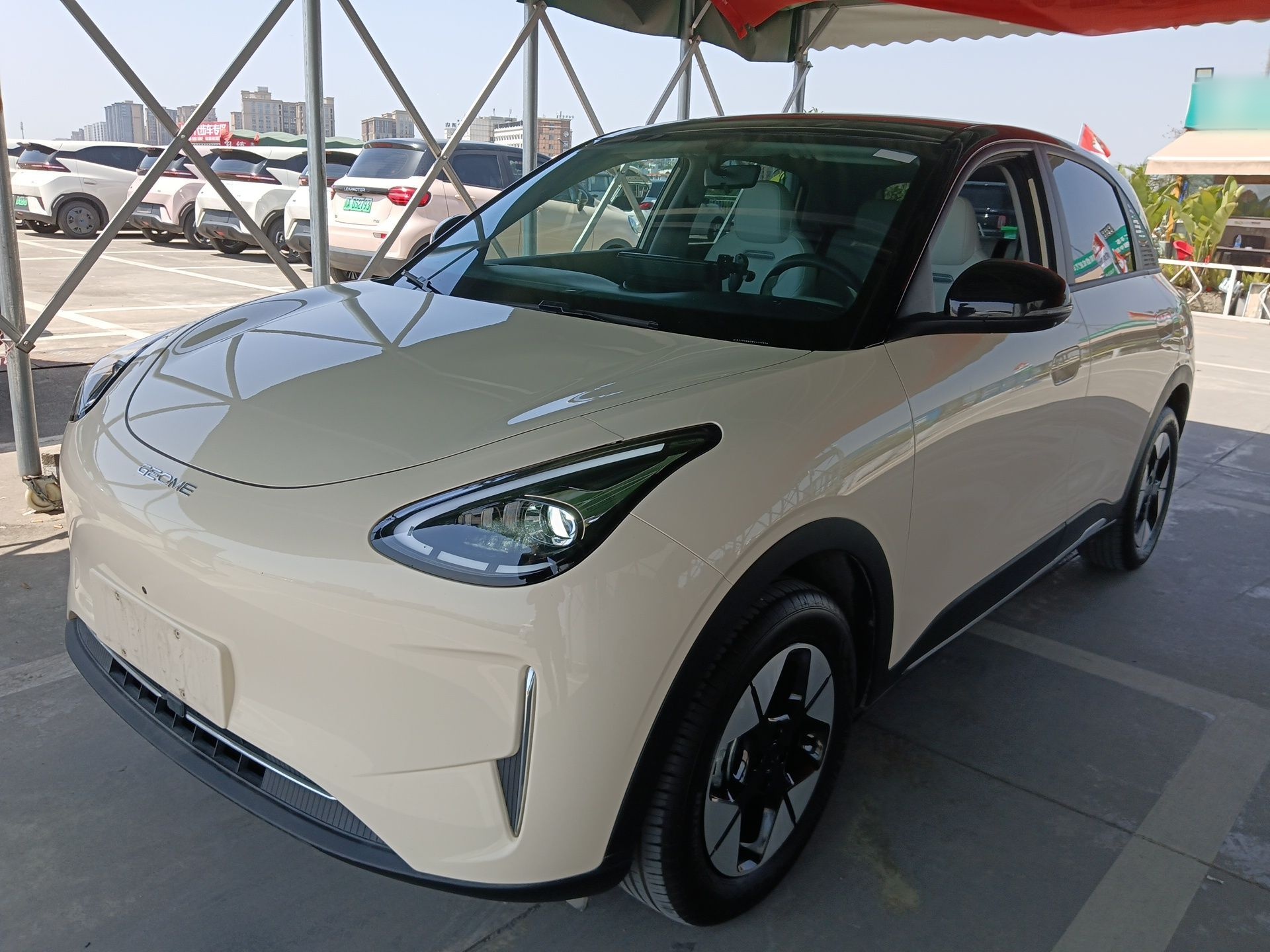 Под передней частью автомобиля