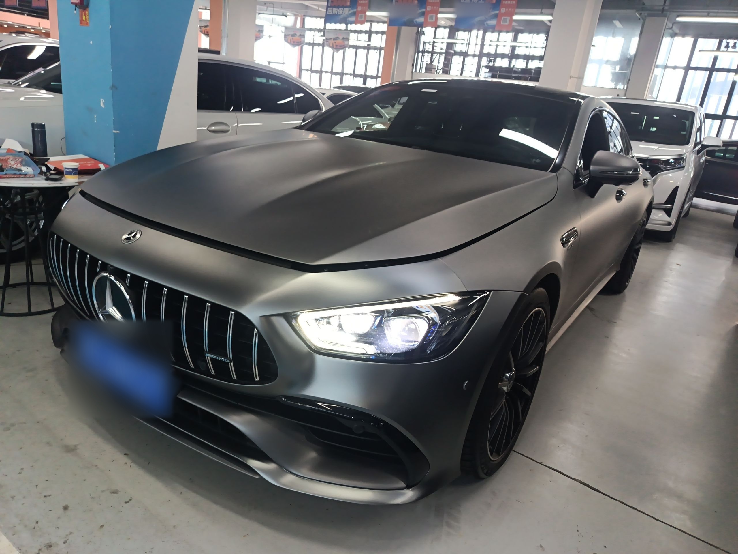 تحت مقدمة السيارة