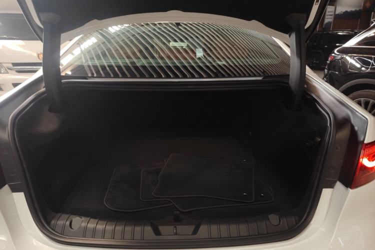 Used Jaguar XFL 2024 2.0T P300 Four-Wheel Drive Flagship Sport Gold Edition
