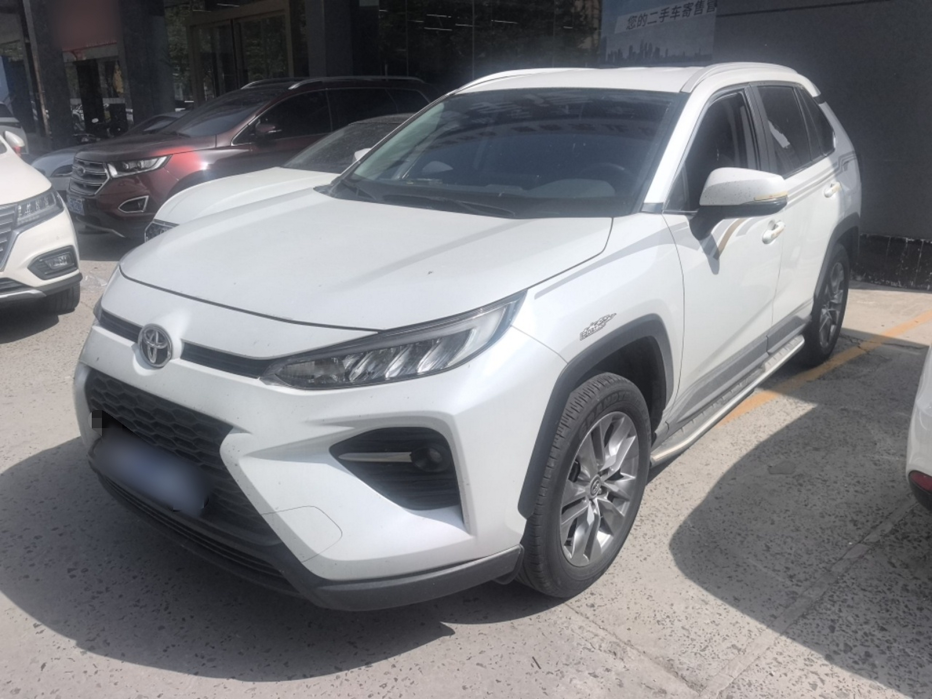 تحت مقدمة السيارة