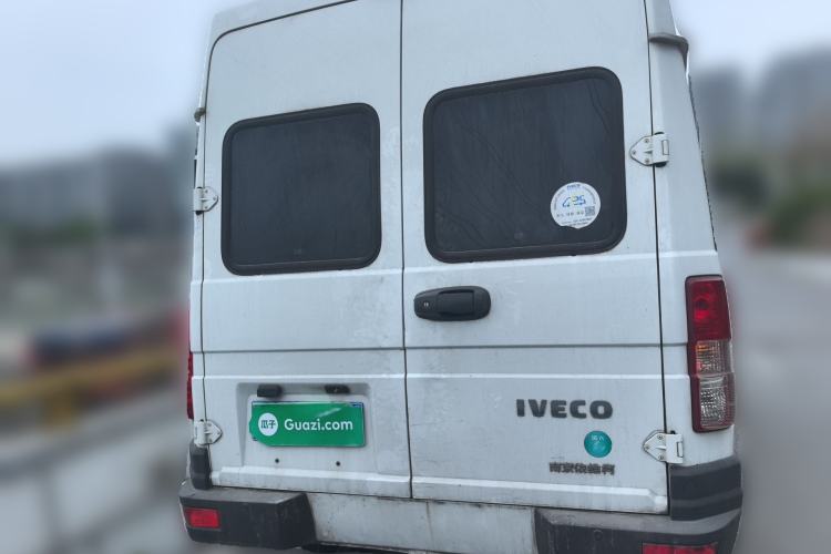 Used Iveco Daily 2022 2.5T A37 M1 Passenger Van 5-9 Seats Long Wheelbase Mid-Roof Design Dual Tires Manual Doors Rear