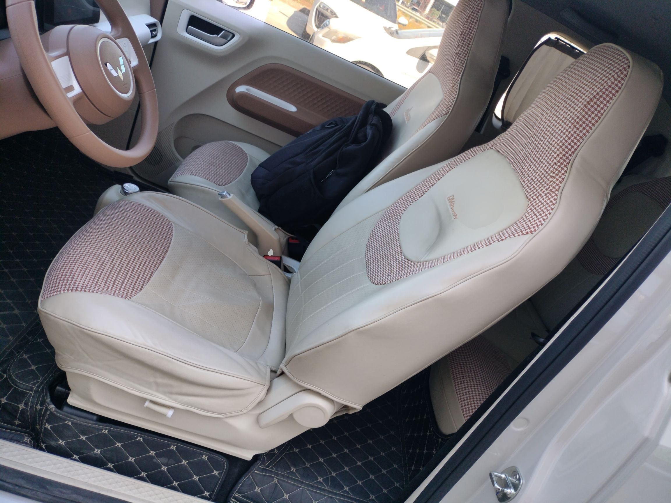 Переднее сиденье в автомобиле