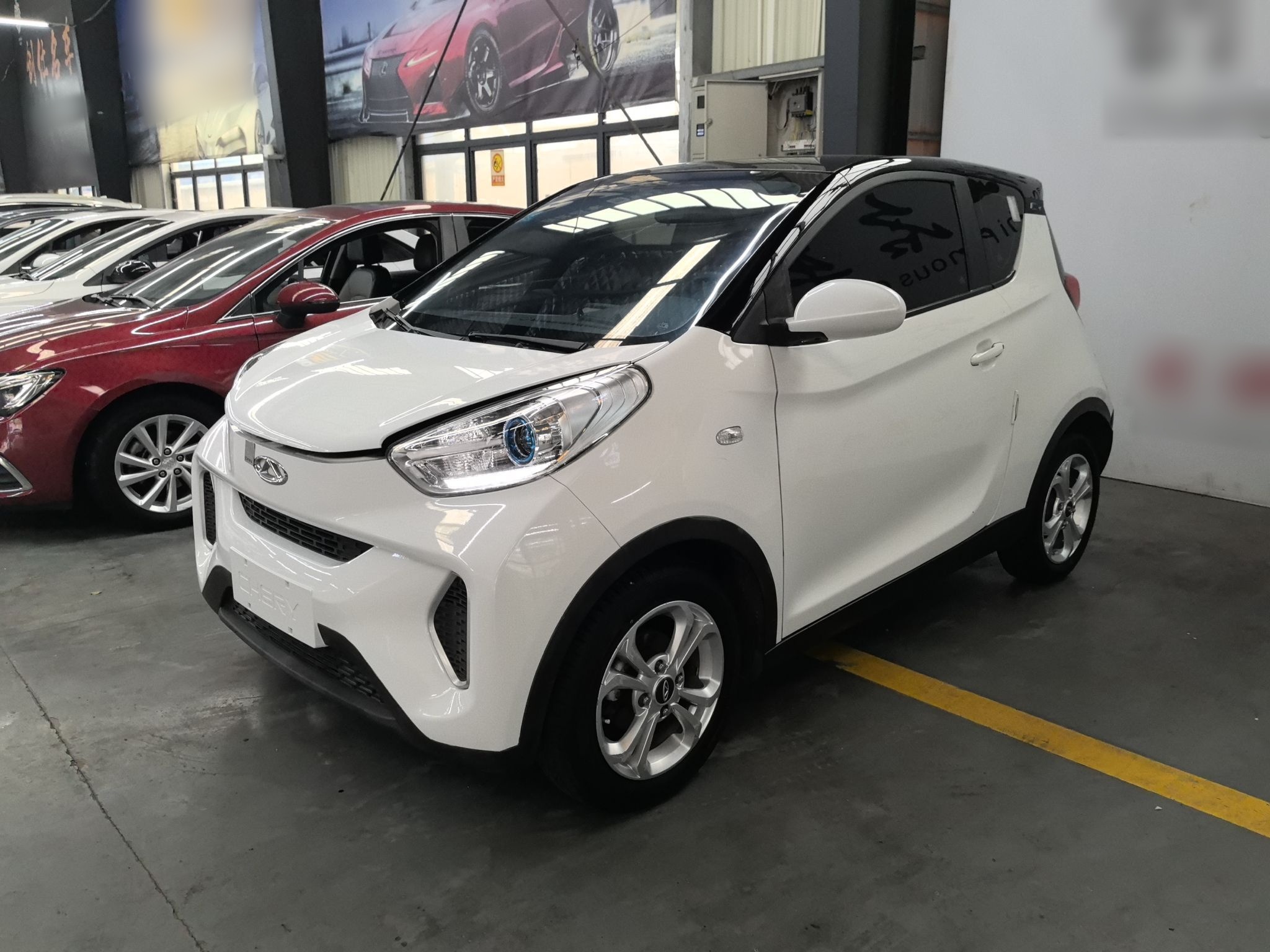 تحت مقدمة السيارة